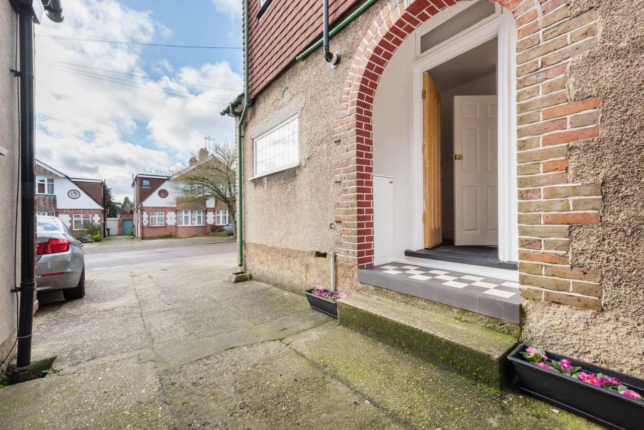 The Bluebird - One Bedroom Apartment In Watford واتفورد المظهر الخارجي الصورة